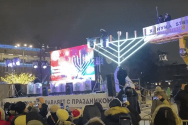 Chabad hat eine riesige Menorah vor dem Kreml, genau wie in DC