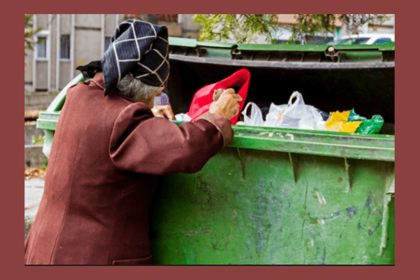 Alte Menschen suchen in Abfall-Containern nach essbaren