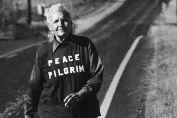 Die Amerikanerin Mildred Norman alias Peace Pilgrim durchquerte die USA mehrmals zu Fuß und trug so ihre Friedensbotschaft in die Welt.