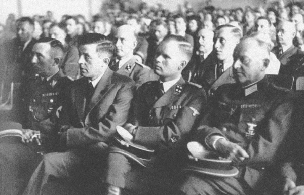 SS-Führer Martin Sandberger (vorn, zweiter von rechts) 1942 in Estland mit SA-Brigadeführer Otto von Haldenwang (links) sowie Aaro Anthoni, Chef der finnischen Sicherheitspolizei, und Oberstleutnant Hans Gosebruch. Das Foto wurde im Vanemunie-Theater in Tartu aufgenommen.