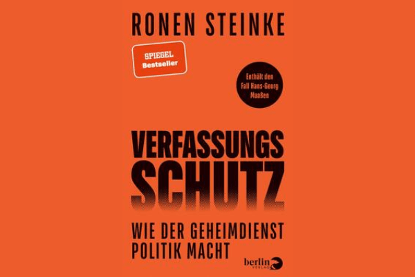 In „Verfassungsschutz: Wie der Geheimdienst Politik macht“ analysiert Ronen Steincke einen deutschen Geheimdienst, der selbst verfassungsfeindlich agiert und auf dem rechten Auge blind ist. 
